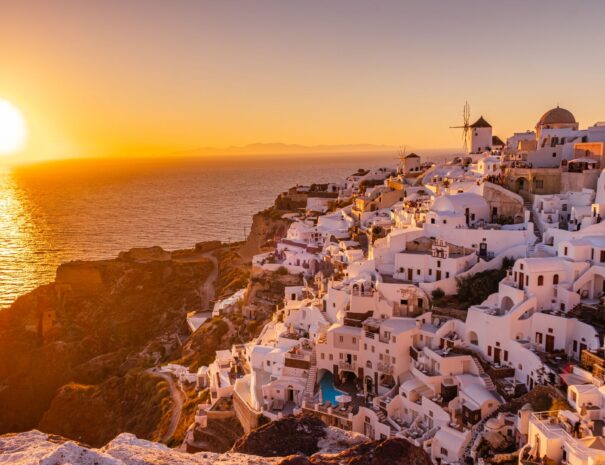Santorini-2024-Oia-Sunset-View-Shutterstock-1863073882-Hybris